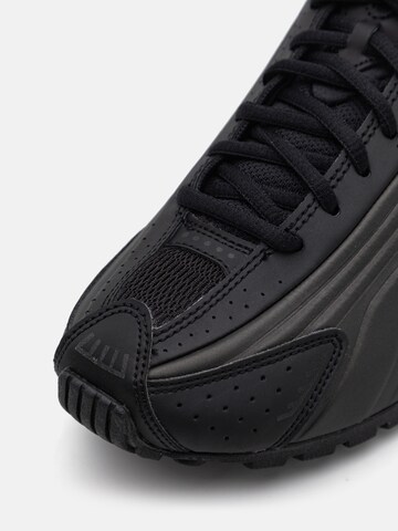 Nike Sportswear Trampki 'Shox R4' w kolorze czarny