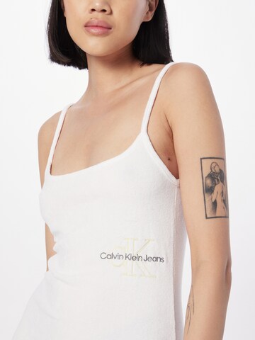 Robe Calvin Klein Jeans en blanc