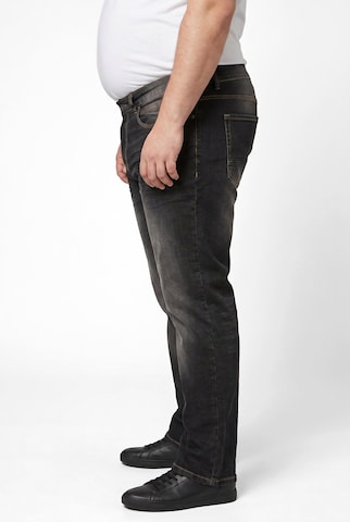 Men Plus Tapered Jeans in Schwarz