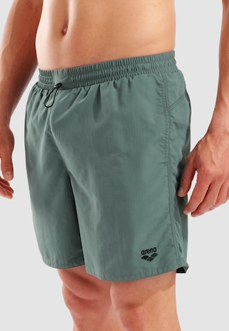 Pantaloncini da bagno 'ADJUSTABLE WAIST BEACH BOXER' di ARENA in verde