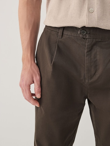 Next Tapered Lærredsbukser i brun