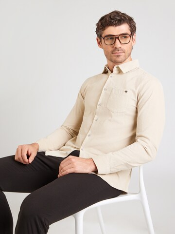 Coupe regular Chemise No Excess en beige : devant
