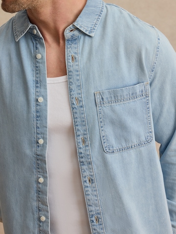 DAN FOX APPAREL جينز مضبوط قميص 'Mika' بلون أزرق