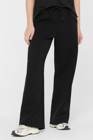 SENSES.THE LABEL Regular Weite Hose aus Interlock-Jersey in Schwarz: Vorderseite