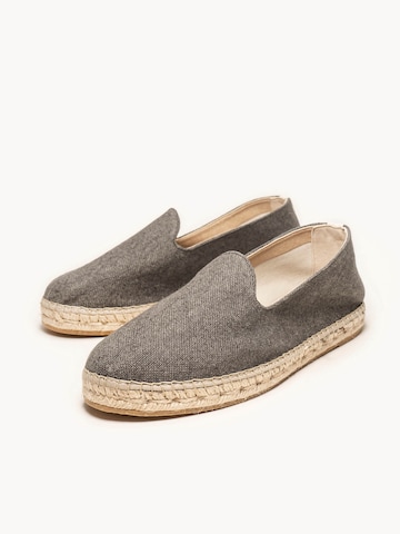Alhamas Espadrilles 'Alpargata Plana' in Grijs