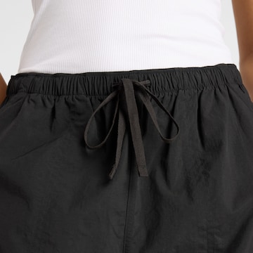 new balance Loosefit Cargobroek in Zwart