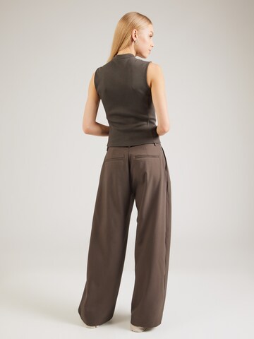 WEEKDAY - Pierna ancha Pantalón plisado 'Dara' en marrón