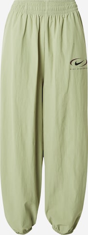 Tapered Pantaloni de la Nike Sportswear pe verde: față