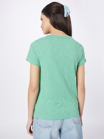 Tricou de la GAP pe verde