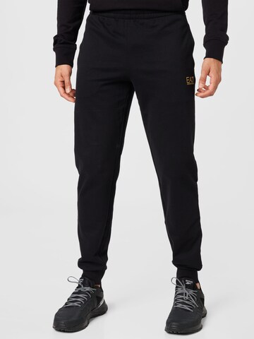 EA7 Emporio Armani Дънки Tapered Leg Панталон в черно: отпред