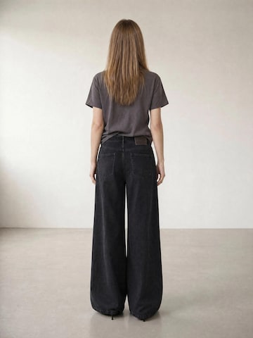 T-shirt 'The Alexi Logo T-shirt - Dark Grey' ARMIE en gris