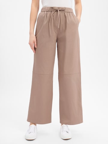 Marie Lund Loose fit Trousers in Brown: front