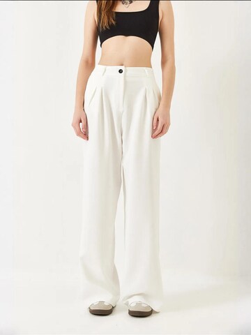 Bianco Lucci Wide leg Pleat-Front Pants in White: front