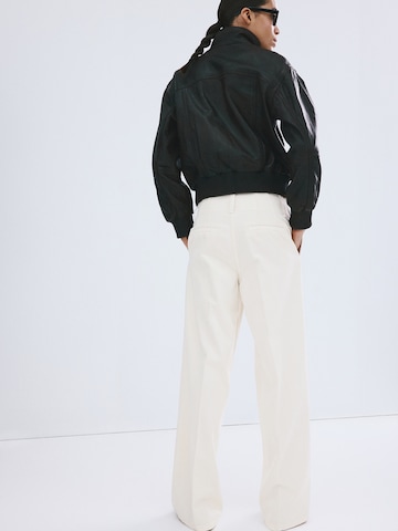 Wide leg Pantaloni con piega frontale 'Alma' di MANGO in bianco