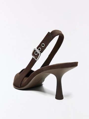 Bershka Slingpumps in Bruin