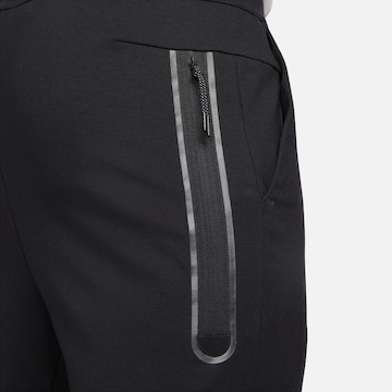 Tapered Pantaloni 'Tech Essentials' di Nike Sportswear in nero