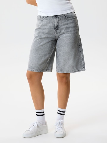 TWO SOON - Pierna ancha Vaquero en gris: frente