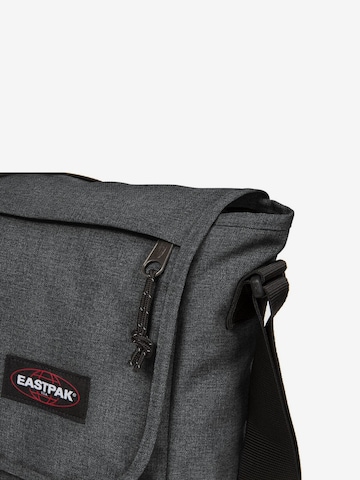 EASTPAK Чанта през рамо „Messenger“ в сиво