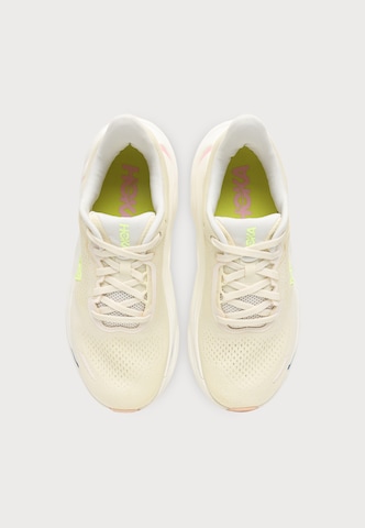 HOKA Springsko 'Arahi 9' i gul