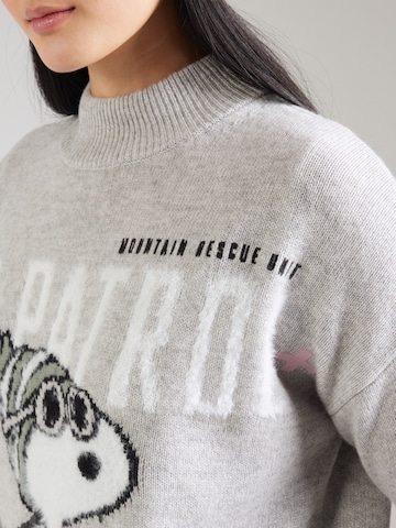 PRINCESS GOES HOLLYWOOD Sweter 'Snoopy Ski Patrol' w kolorze szary