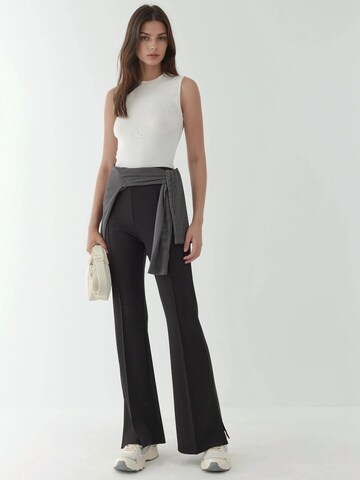 Hiccup Flared Pants in Black