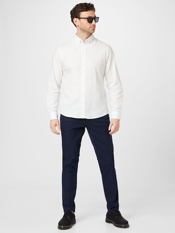 Casual Friday - Ajuste estrecho Camisa 'Anton' en blanco