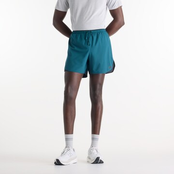 new balance - Loosefit Pantalón deportivo 'Essential' en azul: frente