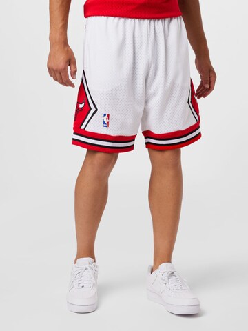 Mitchell & Ness Loose fit Pants 'CHICAGO BULLS' in White: front