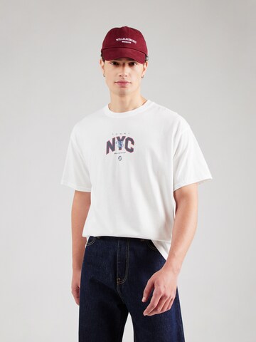 Tricou 'GAME DAY NYC' de la Tommy Jeans pe alb: față