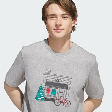 ADIDAS SPORTSWEAR - Camiseta 'Holiday Shop' en gris