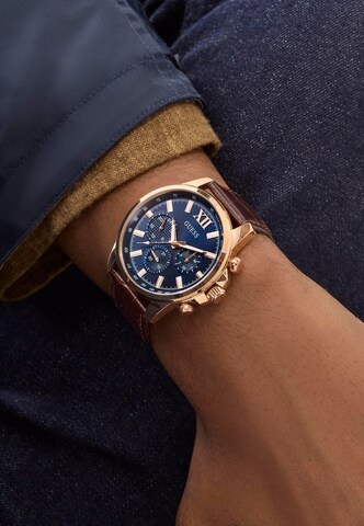 GUESS Analogt ur 'WALKER' i brun: forside