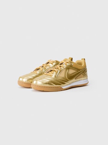 Sneaker 'GATO LV8' di Nike Sportswear in oro