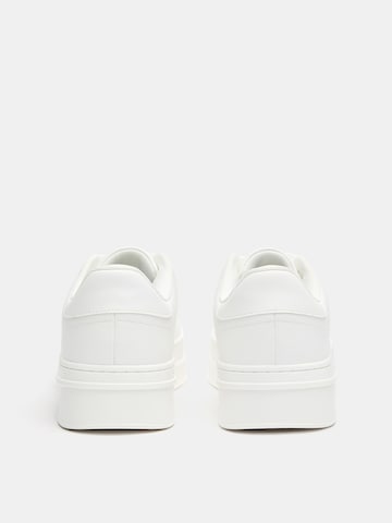 Pull&Bear Trampki niskie w kolorze biały