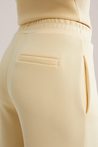 WE Fashion - Loosefit Pantalón en amarillo
