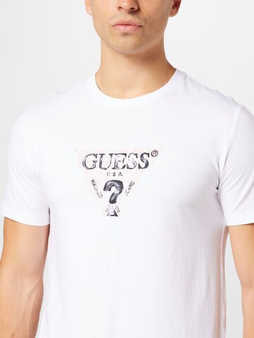 Tricou de la GUESS pe alb