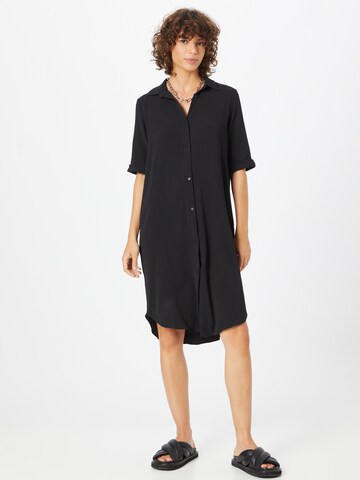 Robe-chemise Monki en noir : devant