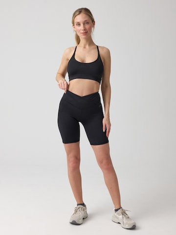 SNOCKS Skinny Sportshorts in Schwarz