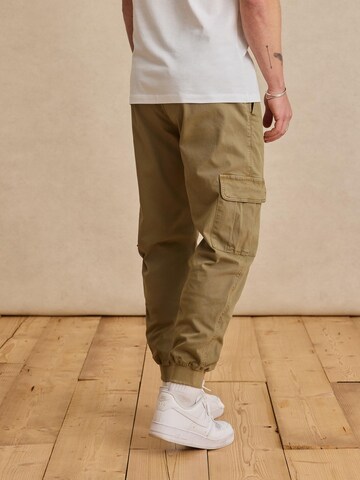 DAN FOX APPAREL Tapered Hose 'Mats' in Grün