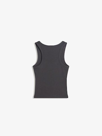 Top de la Bershka pe gri