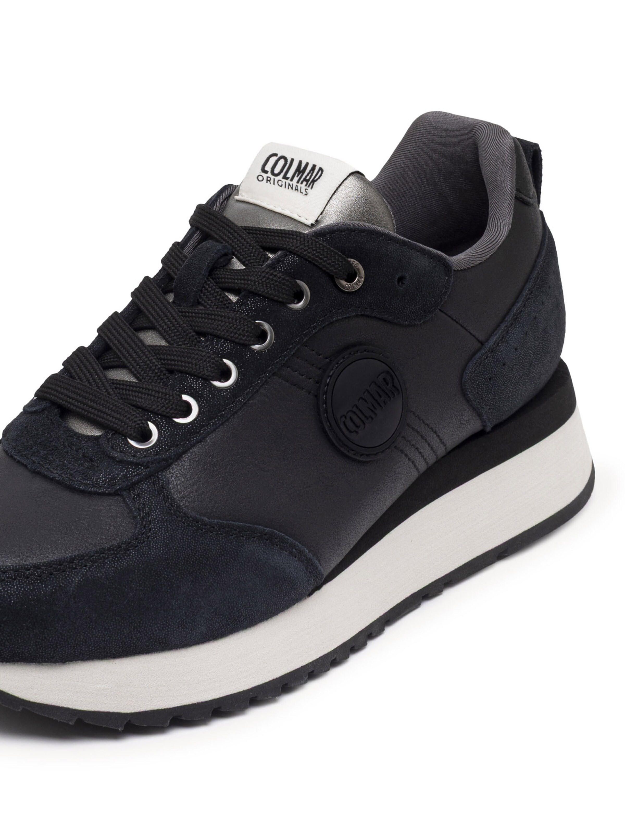 Baskets basses 'Travis Punk' Colmar en noir : sur le côté
