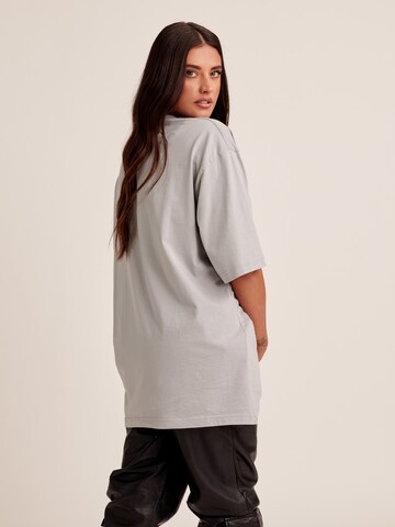 T-Shirt 'Thea' ABOUT YOU x Antonia en gris