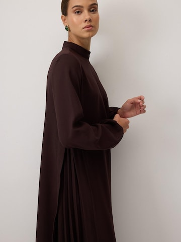 Touché Privé Jurk 'Pleated Crepe Dress' in Bruin