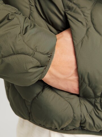 JACK & JONES - Chaqueta de entretiempo 'JJKODA' en verde