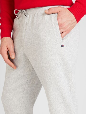 TOMMY HILFIGER - Tapered Pantalón en gris