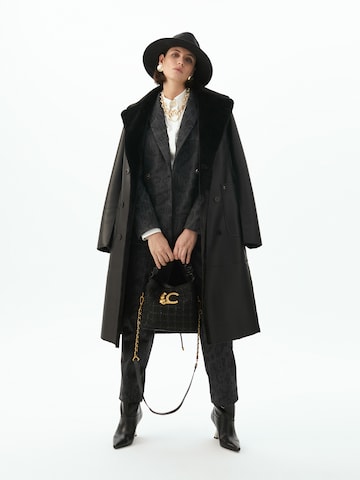 Lola Casademunt Pitkä talvitakki värissä musta