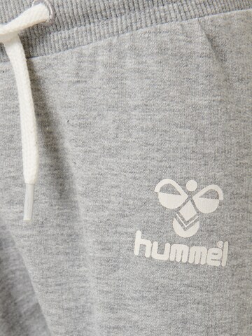 Hummel Tapered Sporthose in Grau