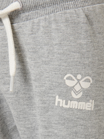 Hummel Tapered Sporthose in Grau