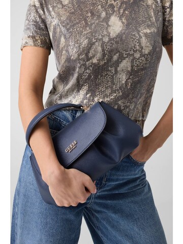 GUESS Handtasche 'Amorette' in Blau