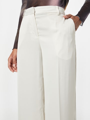 Wide leg Pantaloni con piega frontale 'Riley' di WEEKDAY in bianco