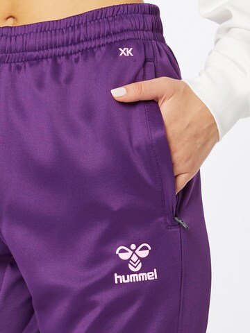 Hummel Slimfit Sporthose in Lila